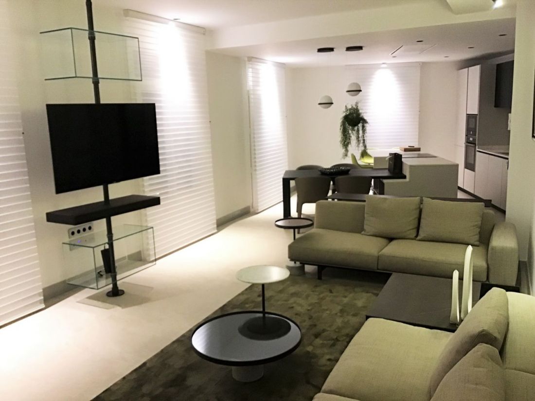 Vista de salón con sofás a la derecha y televisor a la izquierda